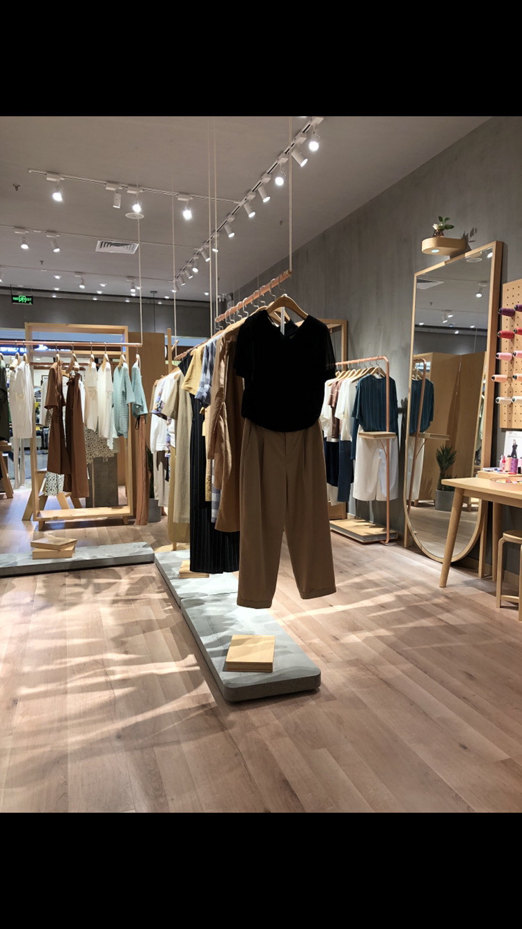 品牌服装店铺图1