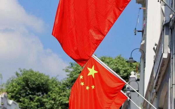 迎国庆，挂五星红旗中