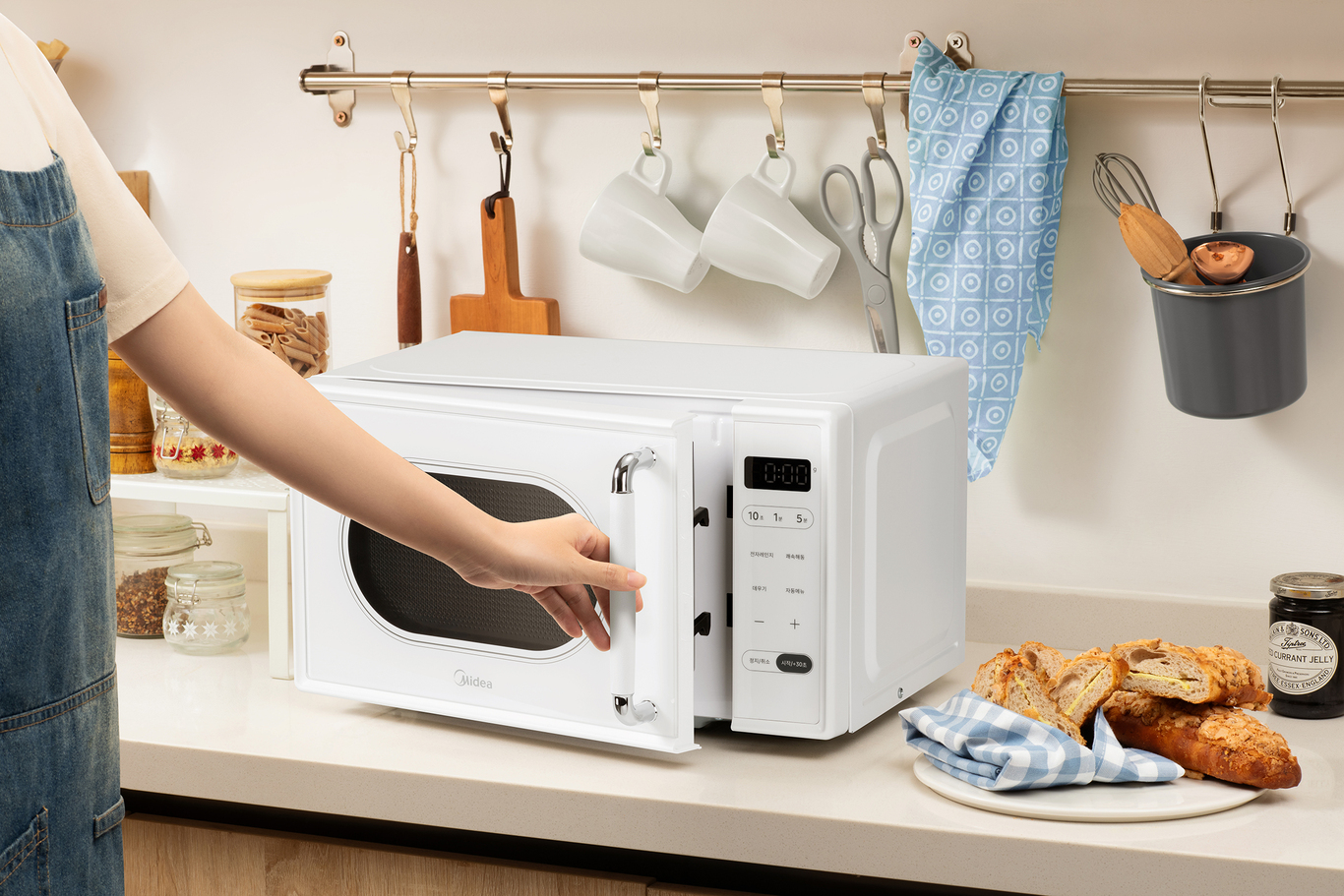 极地白微波炉拍摄图1